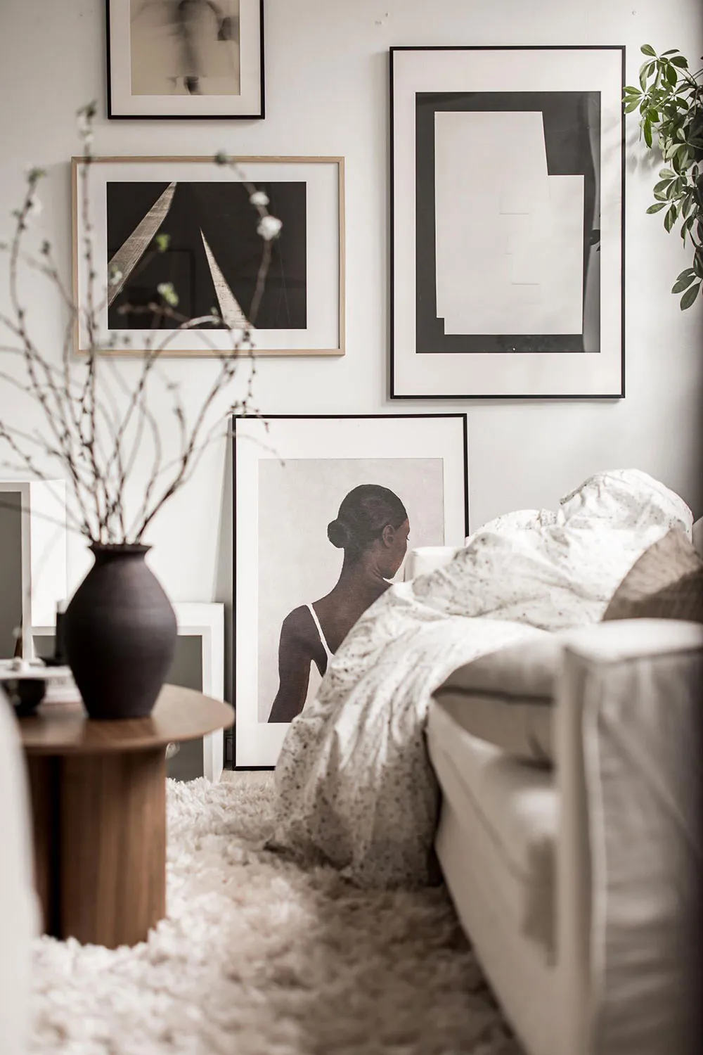 Ungewöhnliche weiße Wohnung mit Balken in der ehemaligen Kartonfabrik in Göteborg (40 qm) - Gallery image 9