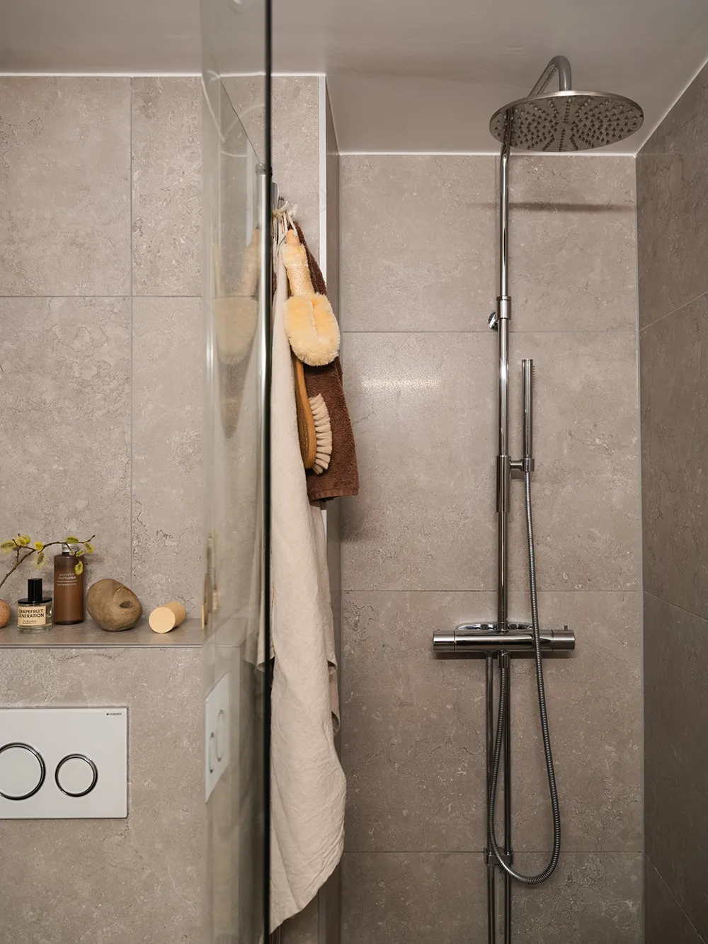 Interiores de arena con acentos llamativos: apartamento en Estocolmo (64 m²) - Gallery image 25