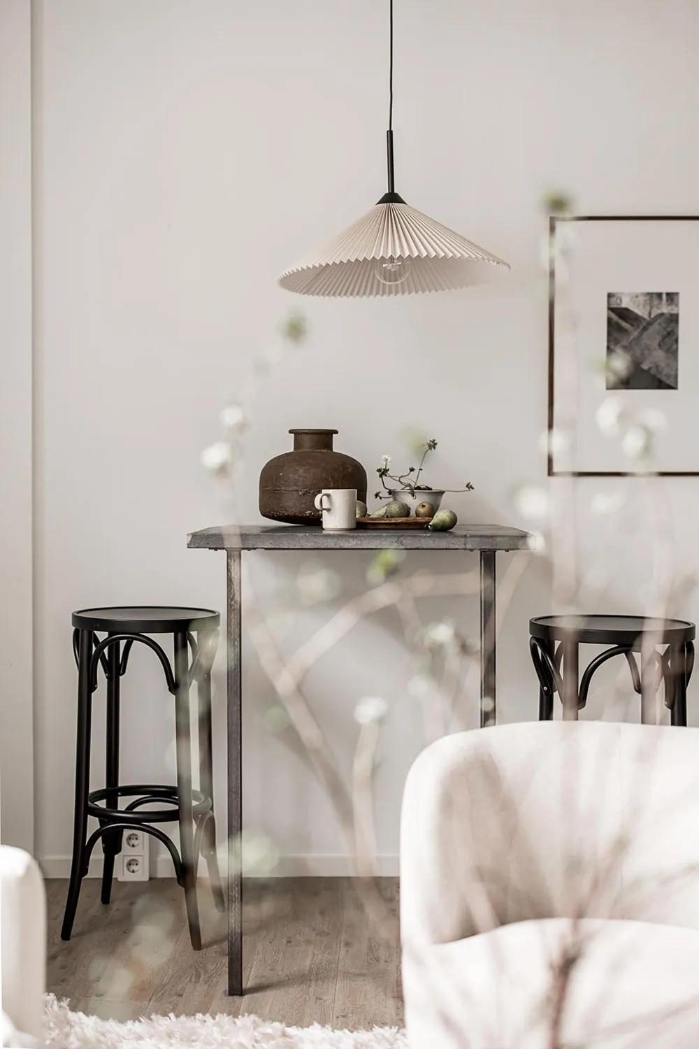 Ungewöhnliche weiße Wohnung mit Balken in der ehemaligen Kartonfabrik in Göteborg (40 qm) - Gallery image 21