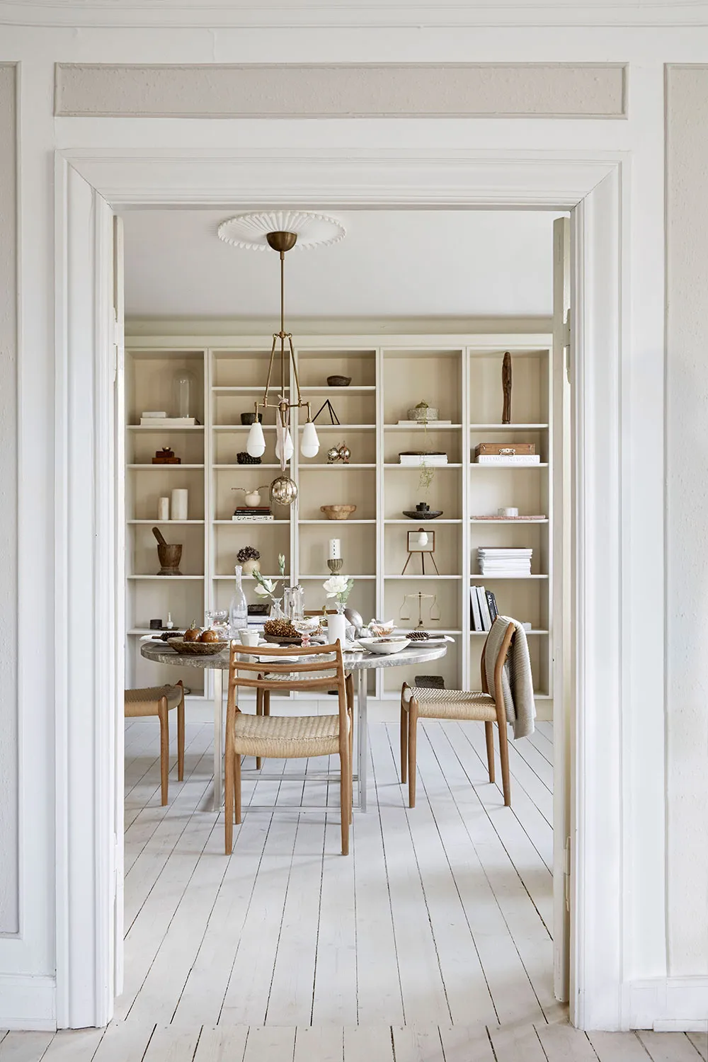 आरामदायक स्कैंडिनेवियन इंटीरियर, शांतिपूर्ण शीतकालीन सजावट के साथ - Gallery image 3