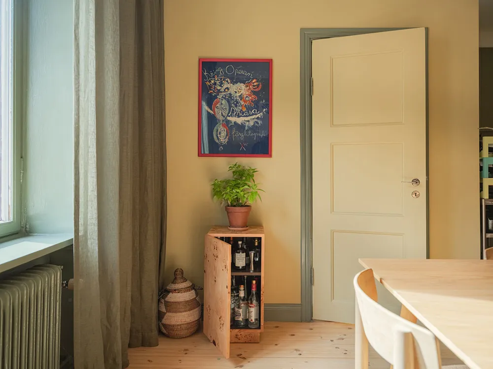 Interiores de arena con acentos llamativos: apartamento en Estocolmo (64 m²) - Gallery image 5