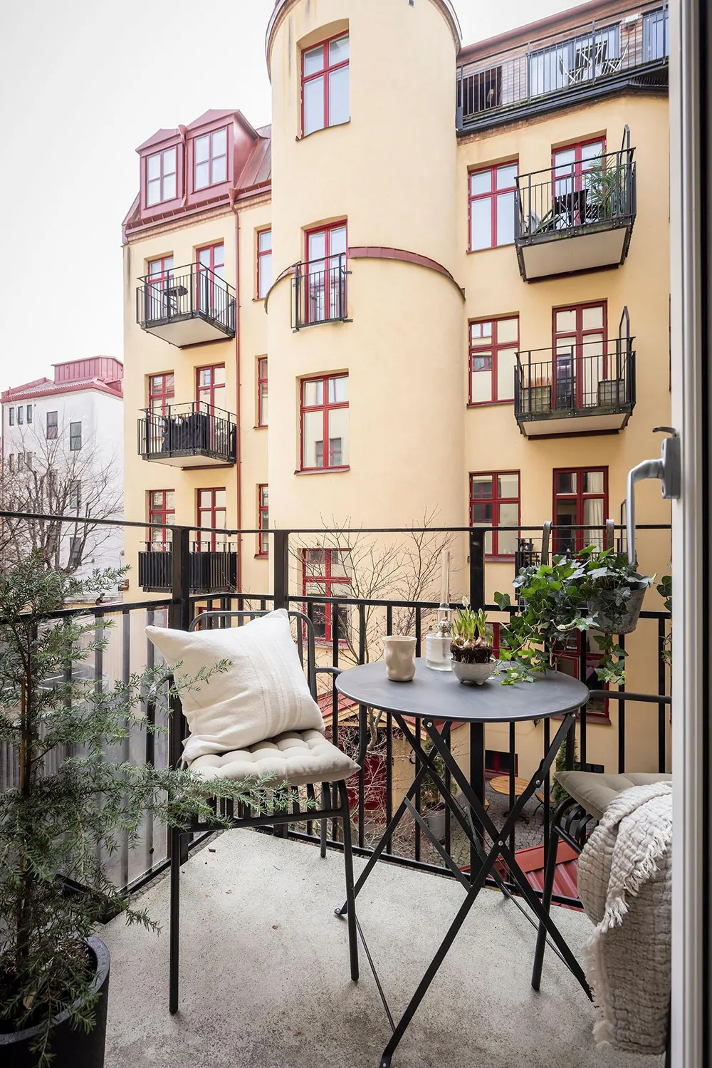 स्वीडन में स्थित एक छोटे 2-बेडरूम वाले अपार्टमेंट का इंटीरियर (64 वर्ग मीटर)
(“Snow White: The Interior of a Small 2-Bedroom Apartment in Sweden (64 sqm)”)
**अनुवाद:**
स्वीडन में स्थित एक छोटे, 2-बेडरूम वाले अपार्टमेंट का इंटीरियर (क्षेत्रफल: 64 वर्ग मीटर)
**विवरण:**
यह अनुवाद स्वीडन में स्थित एक छोटे, 2-बेडरूम वाले अपार्टमेंट के इंटीरियर का वर्णन करता है। अपार्टमेंट का क्षेत्रफल 64 वर्ग मीटर है। - Gallery image 18