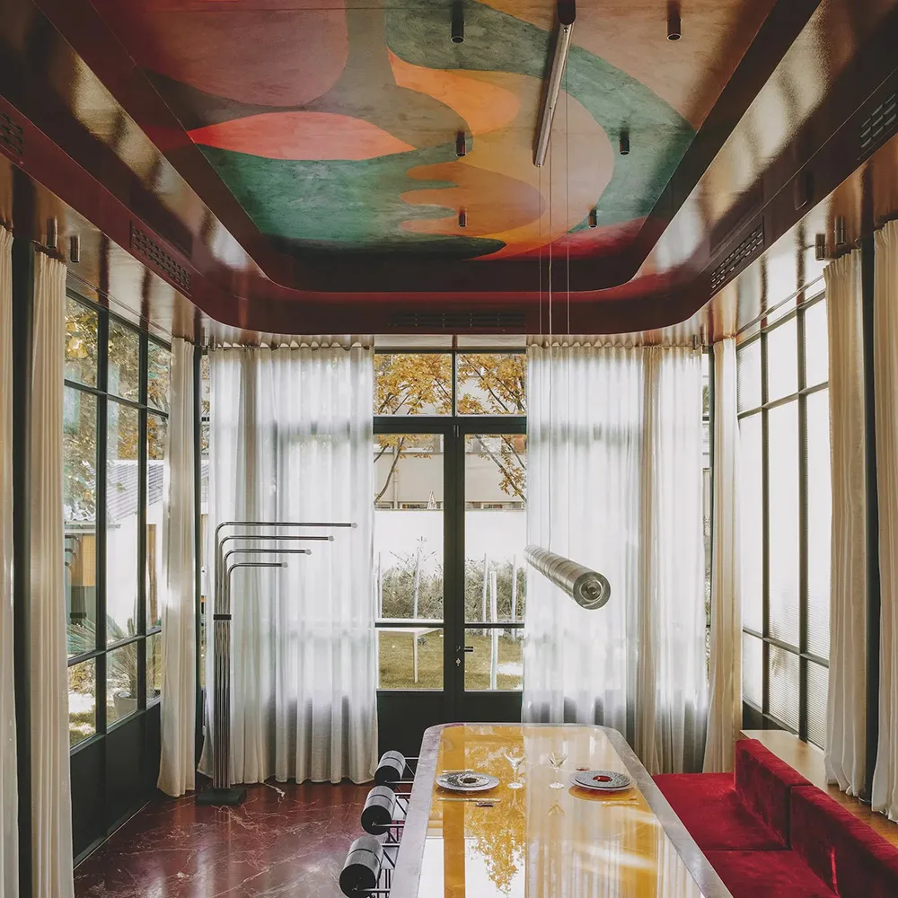 Intérieurs extravagants d'une maison historique à Paris - Gallery image 1