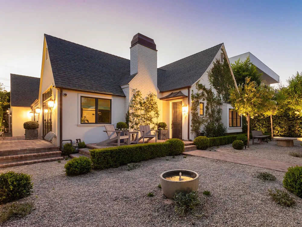 Дом кинорежиссера в Лос-Анджелесе с белыми и черными комнатами - Gallery image 2