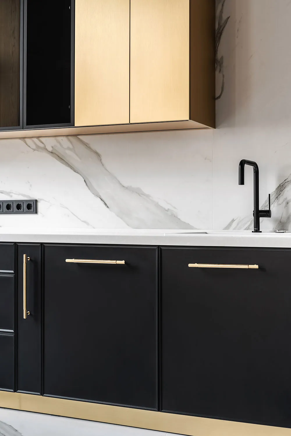 Plafond noir avec décorations et meubles audacieux : transformation spectaculaire au centre de Kiev - Gallery image 17