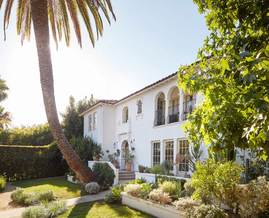 Joyeuses teintes estivales dans le design d'une villa espagnole en Californie - Gallery image 11