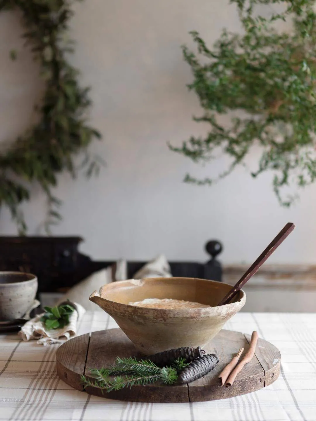 Decoración navideña rústica para casa de los años 40 en Suecia - Gallery image 5