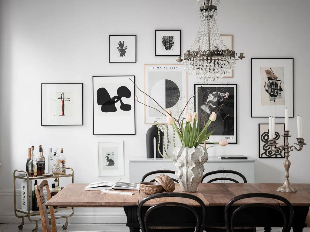 Білосніжний інтер'єр із кричною стіною на кухні в Швеції - Gallery image 10