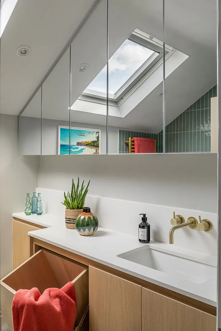 Étagère jaune et autres détails colorés dans le design intérieur à Londres - Gallery image 9