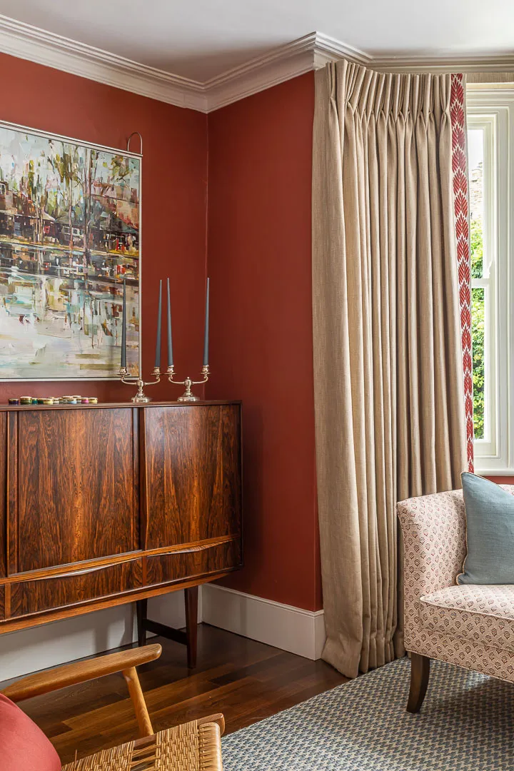 Étagère jaune et autres détails colorés dans le design intérieur à Londres - Gallery image 3