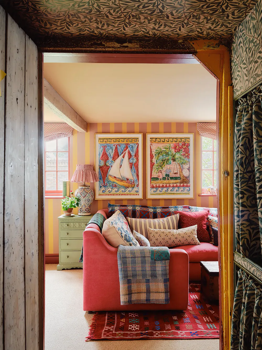 17世紀にルーツを持つ、イングランドにある色彩豊かなアーティストのコテージ - Gallery image 13