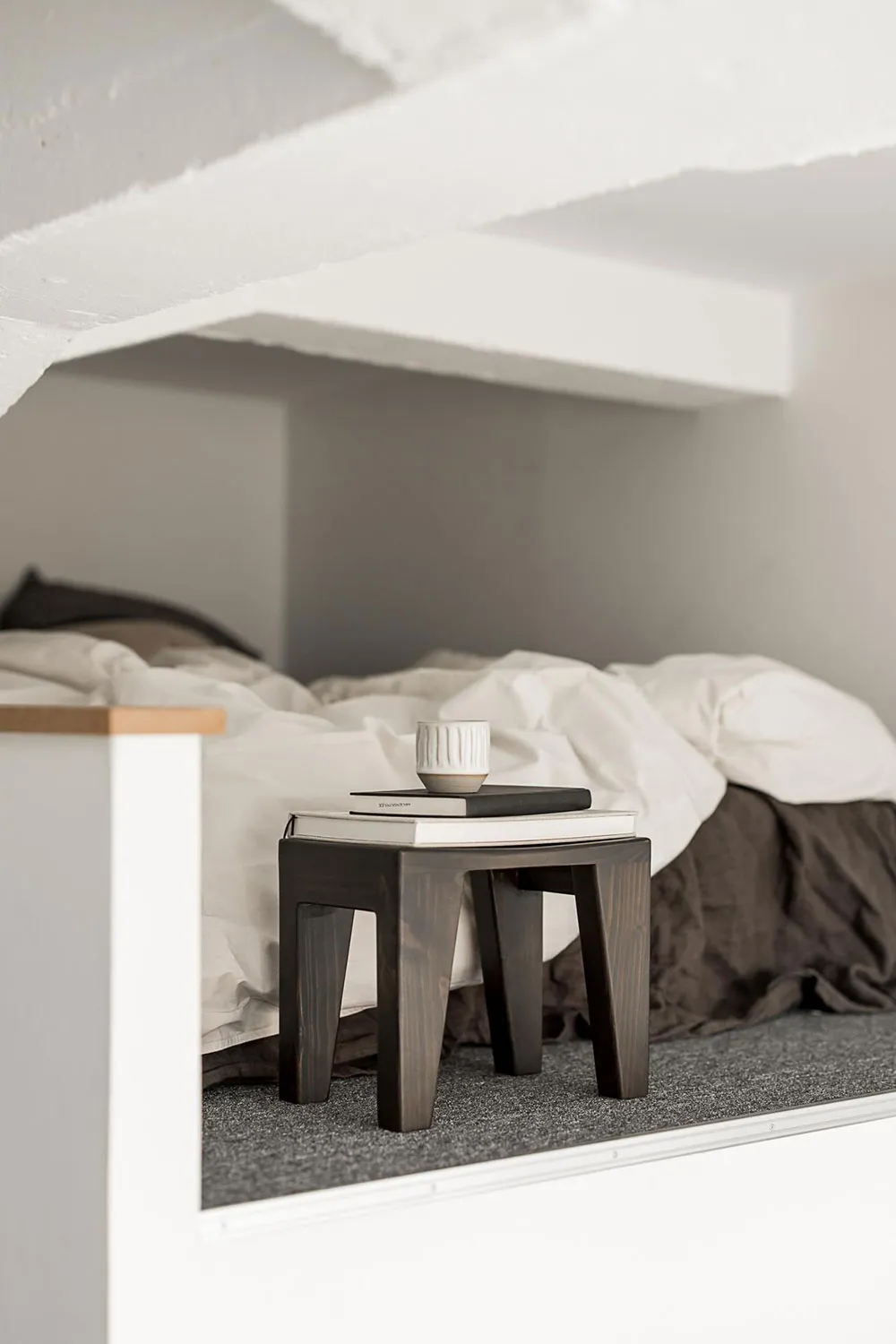 Ungewöhnliche weiße Wohnung mit Balken in der ehemaligen Kartonfabrik in Göteborg (40 qm) - Gallery image 18