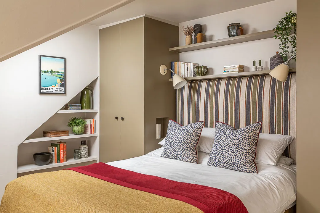 Étagère jaune et autres détails colorés dans le design intérieur à Londres - Gallery image 11