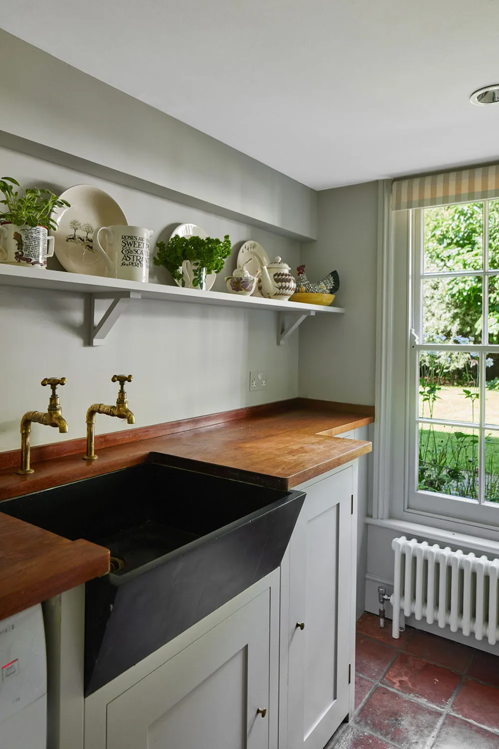 Un encantador coto inglés sumergido en la vegetación - Gallery image 15