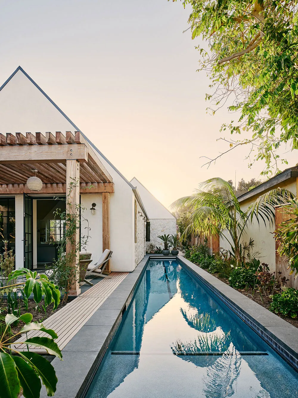 Cozy and Relaxing Interior of a Small House in California (130 sq m) - Gallery image 17