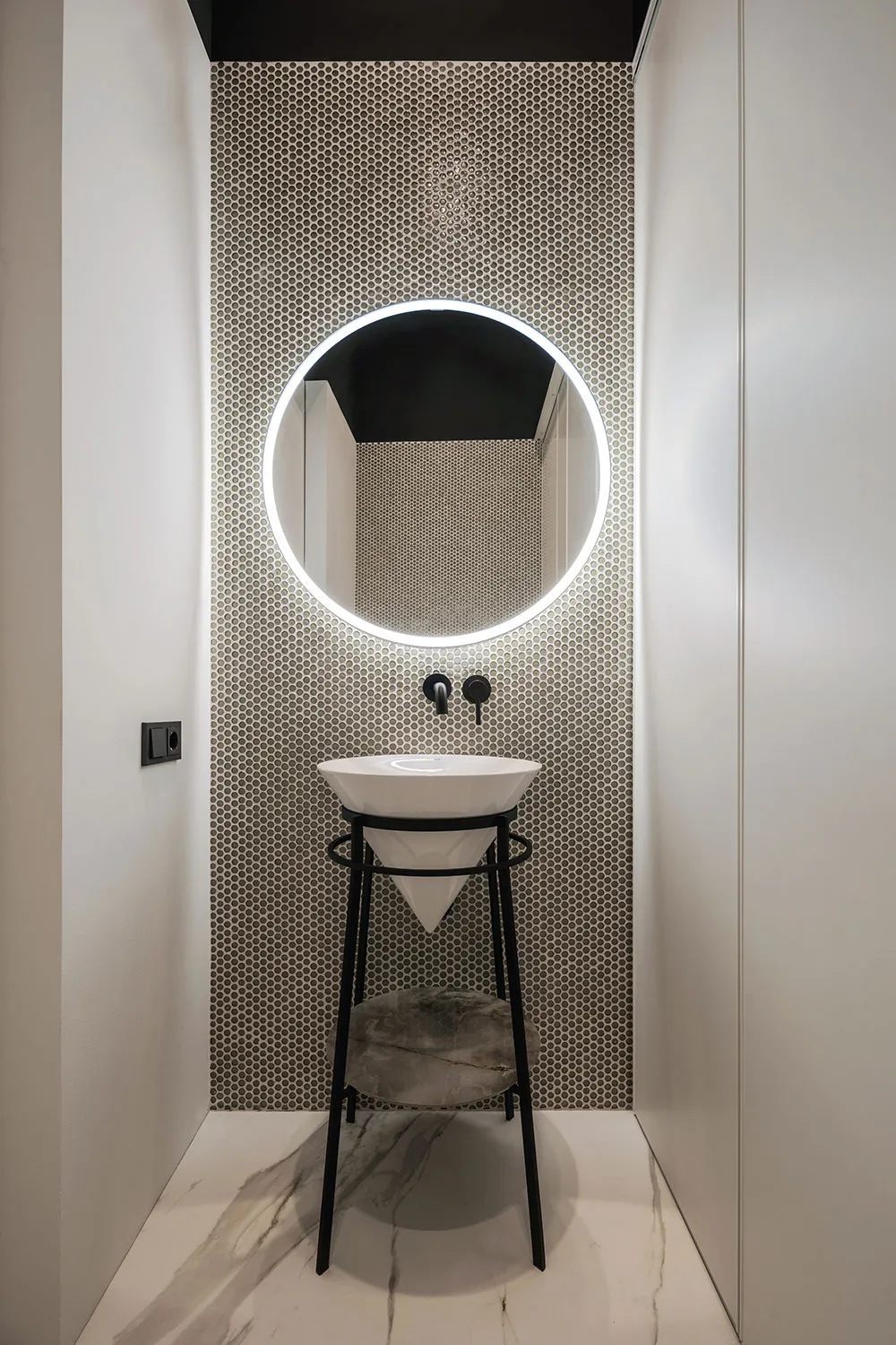 Plafond noir avec décorations et meubles audacieux : transformation spectaculaire au centre de Kiev - Gallery image 28