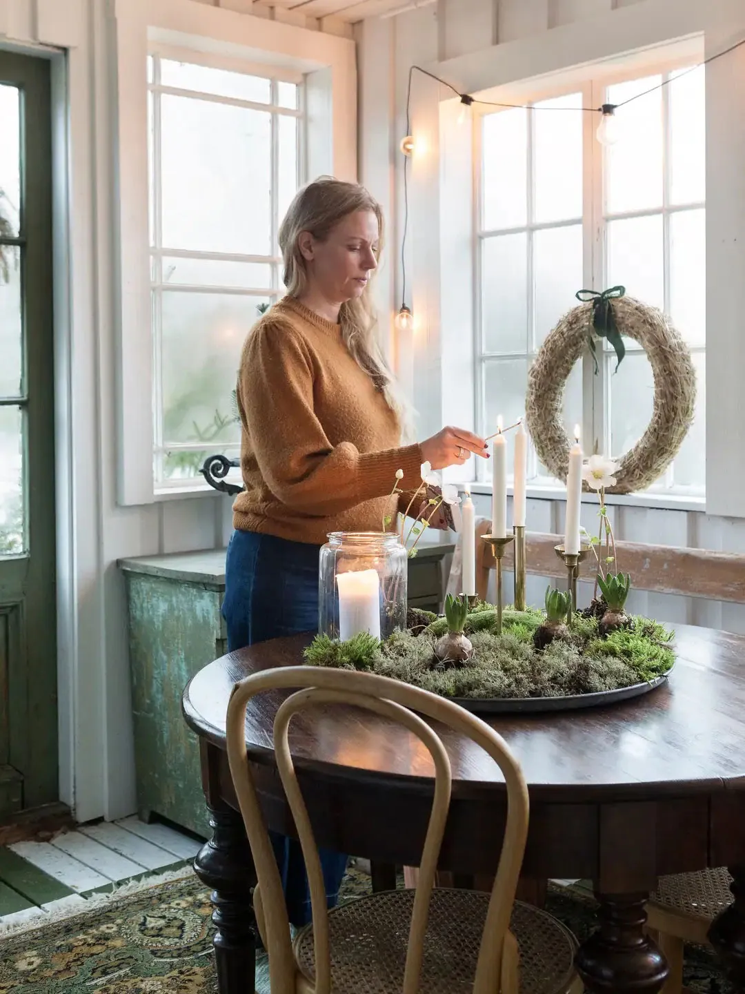 Decoración navideña rústica para casa de los años 40 en Suecia - Gallery image 19