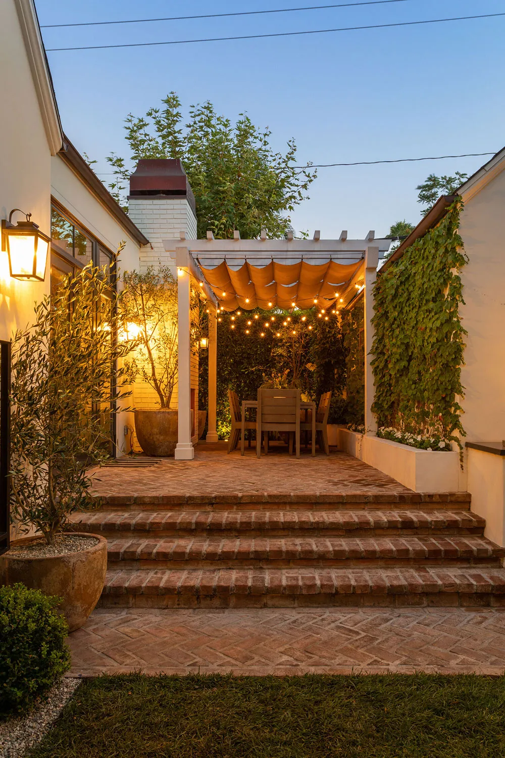 Дом кинорежиссера в Лос-Анджелесе с белыми и черными комнатами - Gallery image 21