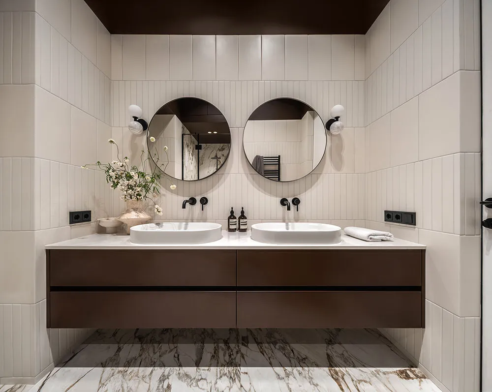 Plafond noir avec décorations et meubles audacieux : transformation spectaculaire au centre de Kiev - Gallery image 26