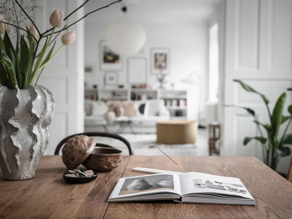 Білосніжний інтер'єр із кричною стіною на кухні в Швеції - Gallery image 11