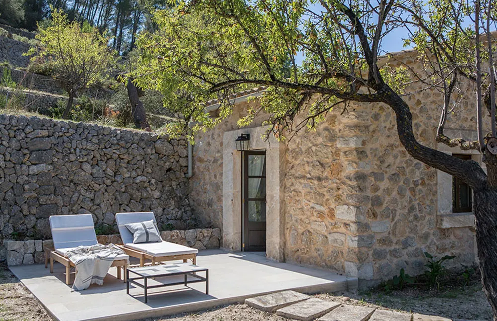 Hogar de piedra milagroso con acabados blancos y detalles cálidos en Mallorca - 14