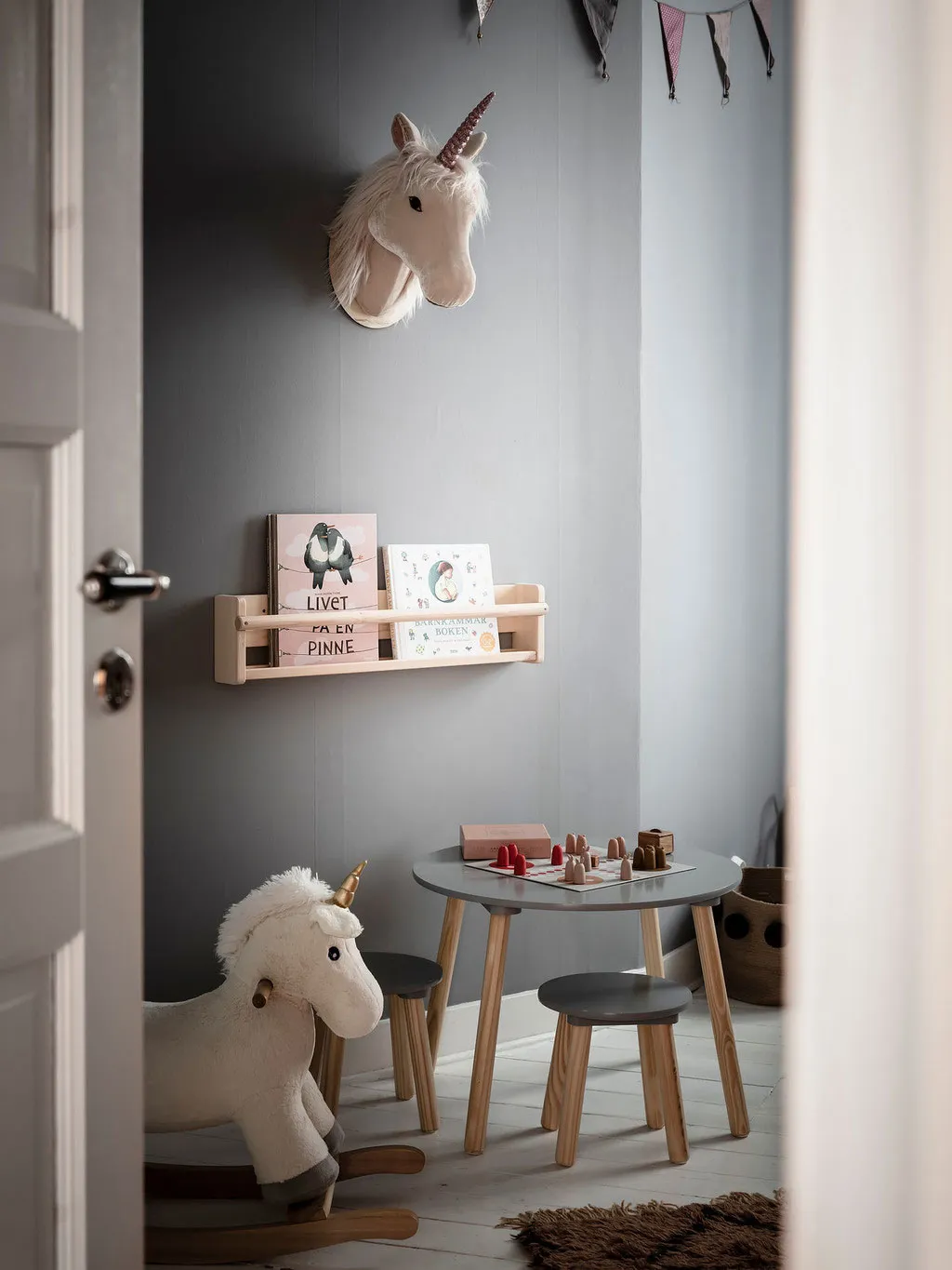 Білосніжний інтер'єр із кричною стіною на кухні в Швеції - Gallery image 21