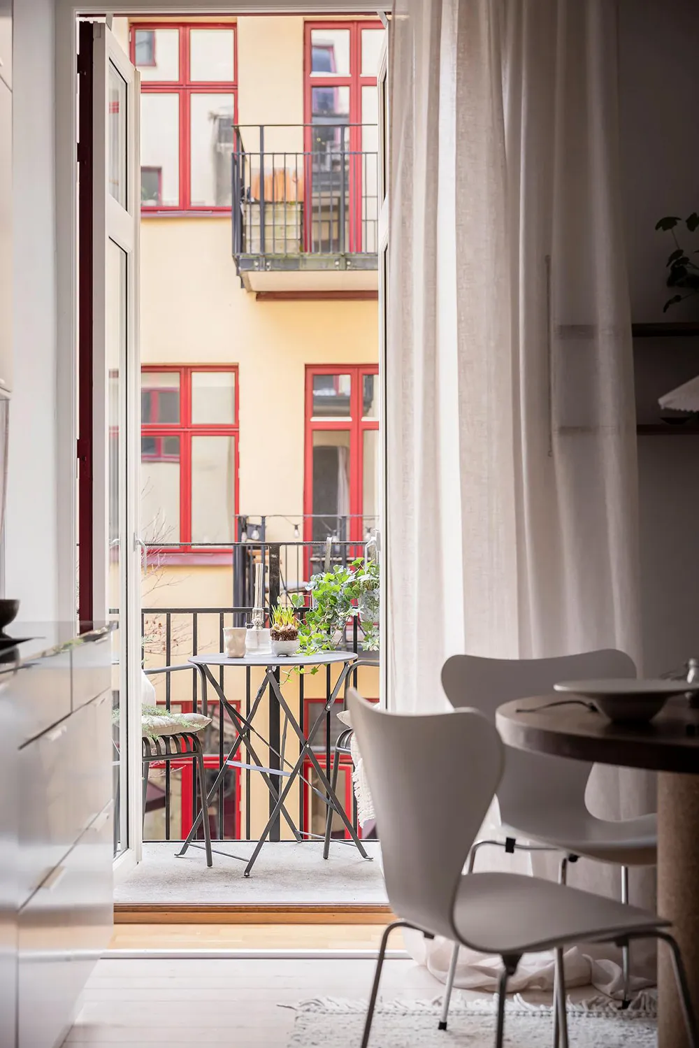 स्वीडन में स्थित एक छोटे 2-बेडरूम वाले अपार्टमेंट का इंटीरियर (64 वर्ग मीटर)
(“Snow White: The Interior of a Small 2-Bedroom Apartment in Sweden (64 sqm)”)
**अनुवाद:**
स्वीडन में स्थित एक छोटे, 2-बेडरूम वाले अपार्टमेंट का इंटीरियर (क्षेत्रफल: 64 वर्ग मीटर)
**विवरण:**
यह अनुवाद स्वीडन में स्थित एक छोटे, 2-बेडरूम वाले अपार्टमेंट के इंटीरियर का वर्णन करता है। अपार्टमेंट का क्षेत्रफल 64 वर्ग मीटर है। - Gallery image 17