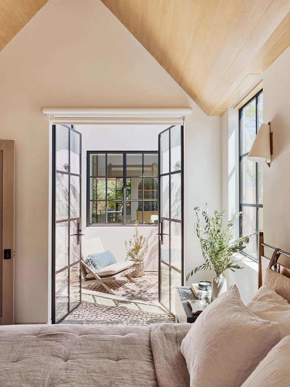 Cozy and Relaxing Interior of a Small House in California (130 sq m) - Gallery image 12