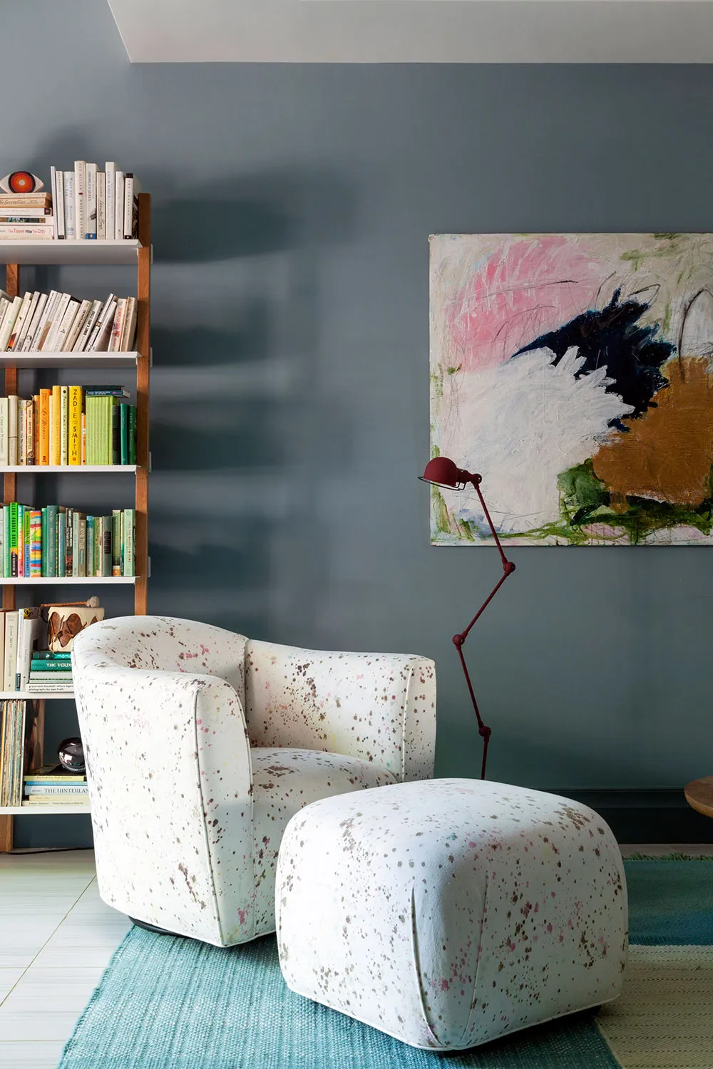 Frais accords de couleurs et grande galerie de tableaux : l'intérieur vivant d'une artiste à New York - Gallery image 1