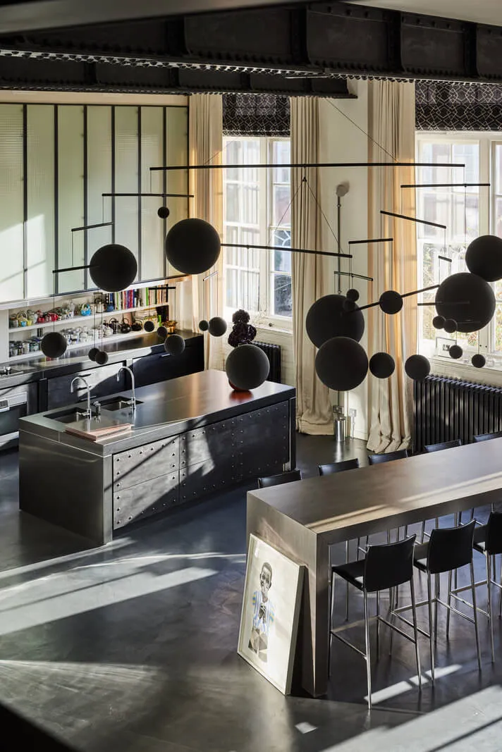 Unique Designer Loft in Black-and-White Palette in London - Gallery image 10