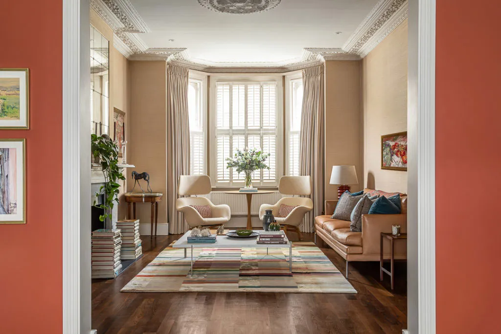 Étagère jaune et autres détails colorés dans le design intérieur à Londres - Gallery image 14