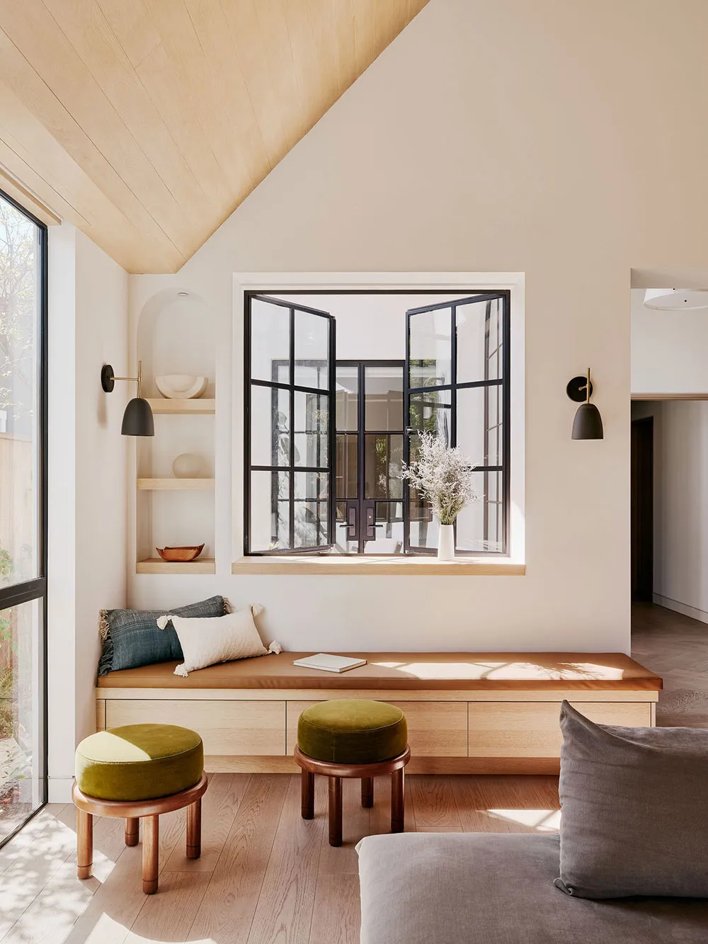 Cozy and Relaxing Interior of a Small House in California (130 sq m) - Gallery image 8