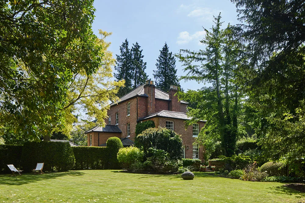 Un encantador coto inglés sumergido en la vegetación - Gallery image 30