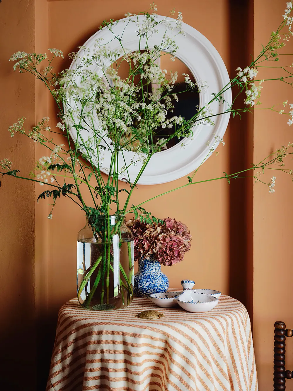 17世紀にルーツを持つ、イングランドにある色彩豊かなアーティストのコテージ - Gallery image 3