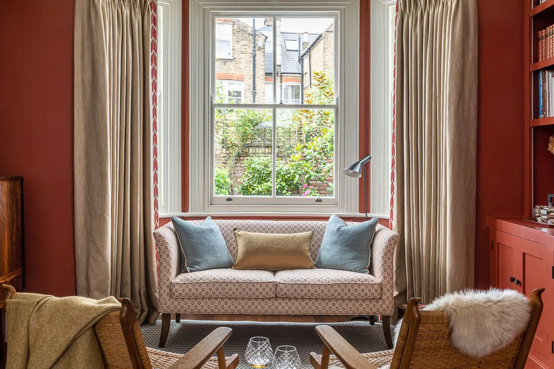 Étagère jaune et autres détails colorés dans le design intérieur à Londres - Gallery image 5