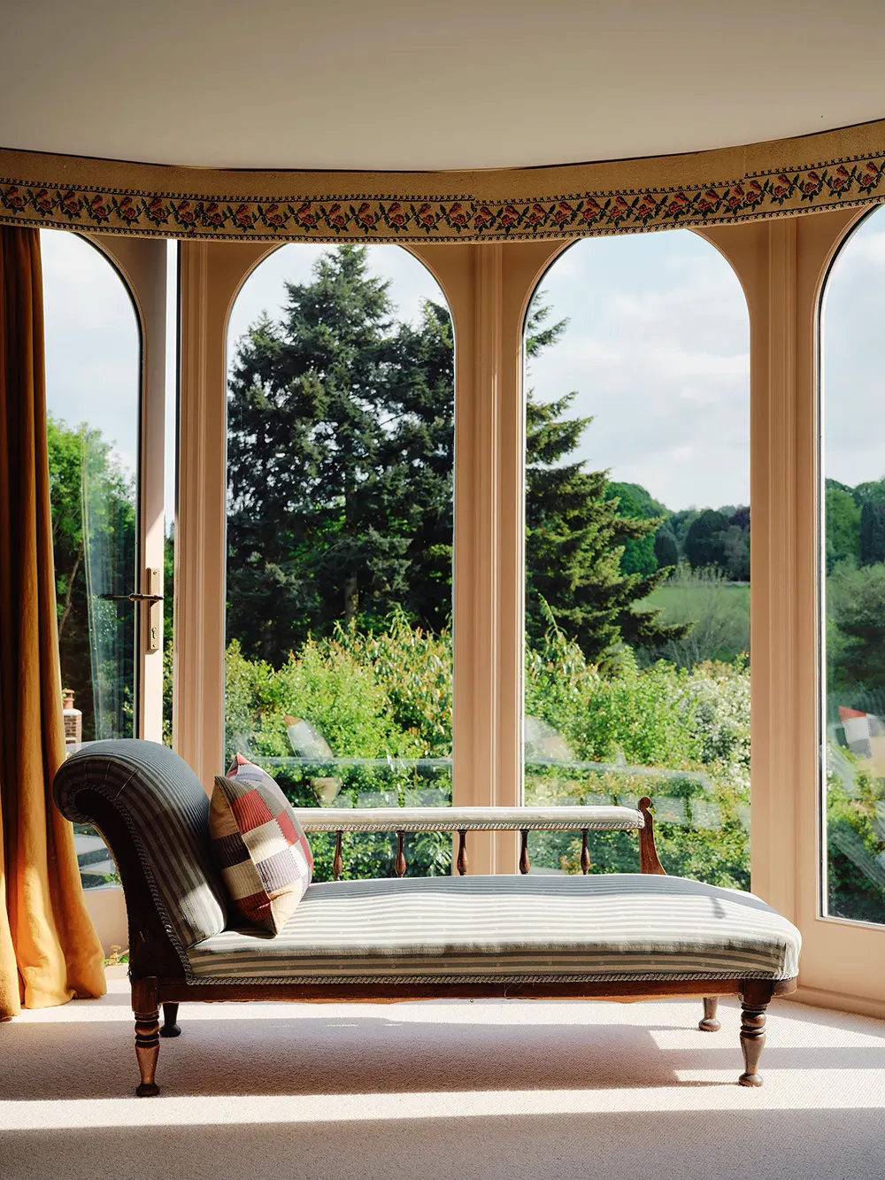 17世紀にルーツを持つ、イングランドにある色彩豊かなアーティストのコテージ - Gallery image 17