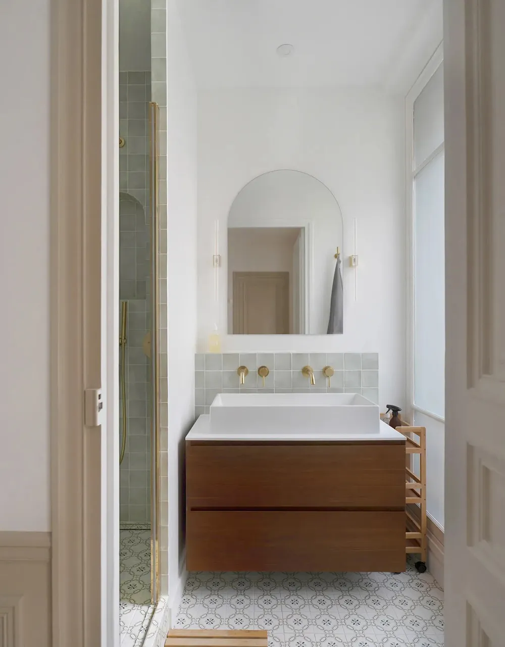 Architektur von Bögen, Vollfenstern und modernen Akzenten: Apartments in alten Häusern in Paris - Gallery image 10