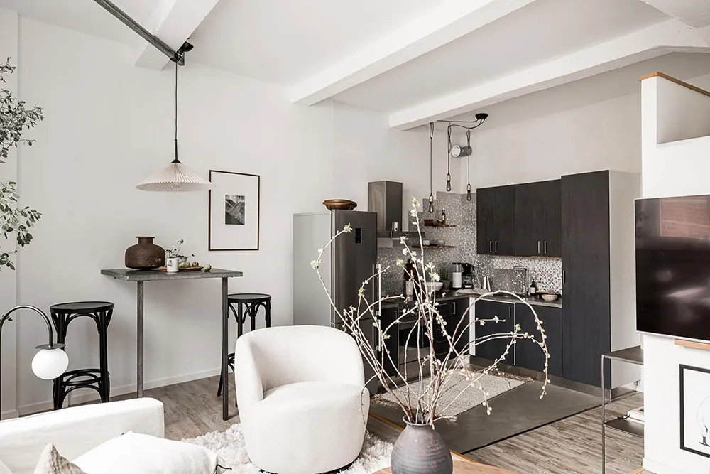 Ungewöhnliche weiße Wohnung mit Balken in der ehemaligen Kartonfabrik in Göteborg (40 qm) - Gallery image 19