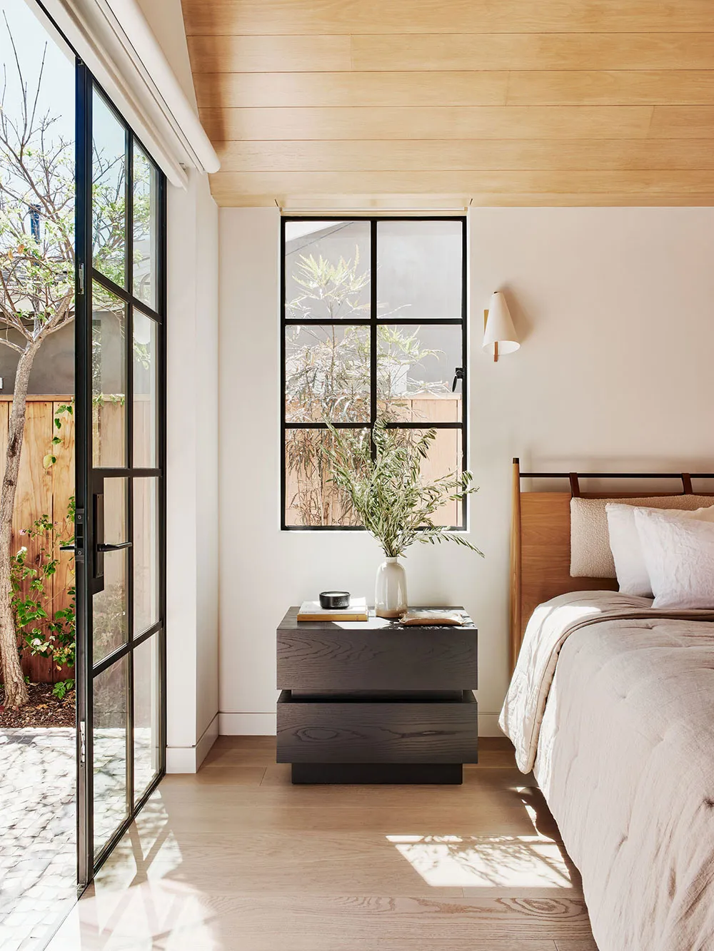 Cozy and Relaxing Interior of a Small House in California (130 sq m) - Gallery image 9