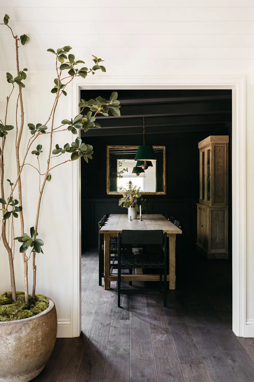 Дом кинорежиссера в Лос-Анджелесе с белыми и черными комнатами - Gallery image 4