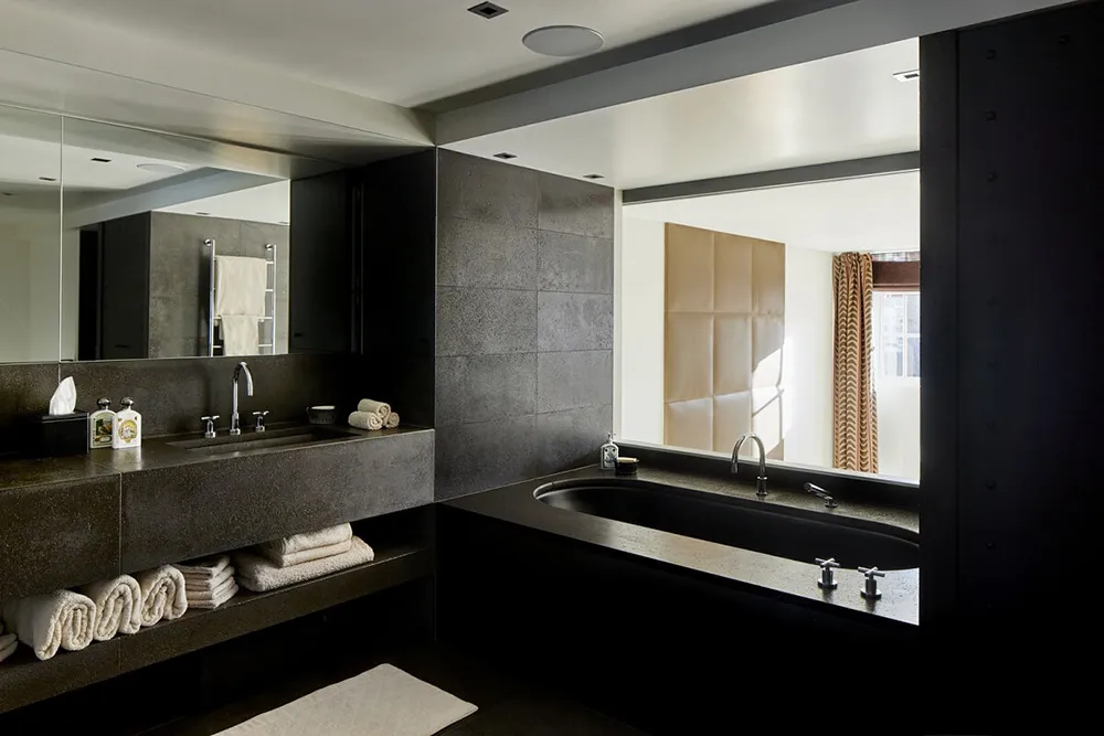 Unique Designer Loft in Black-and-White Palette in London - Gallery image 23