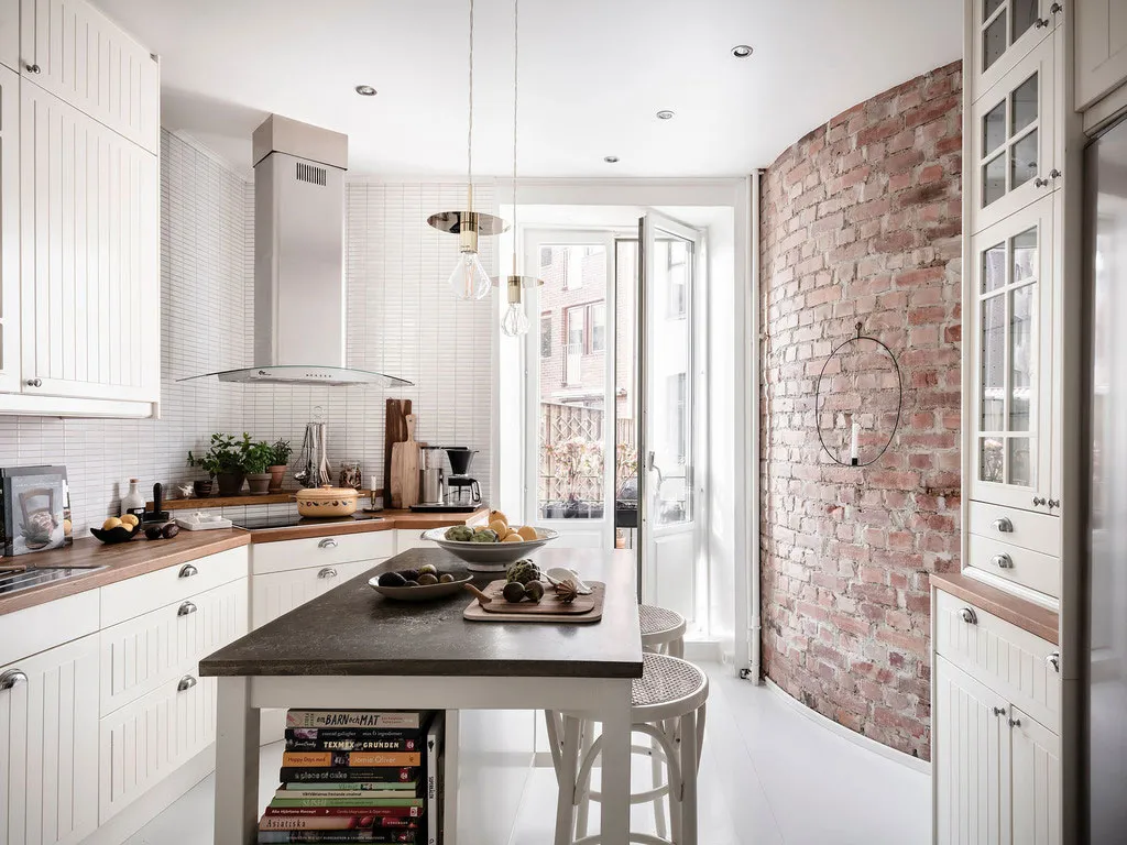Білосніжний інтер'єр із кричною стіною на кухні в Швеції - Gallery image 14