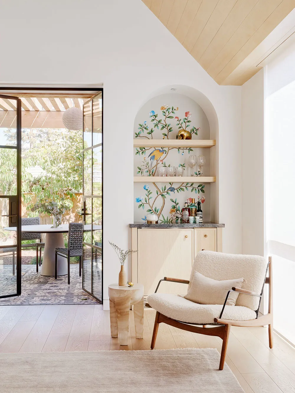 Cozy and Relaxing Interior of a Small House in California (130 sq m) - Gallery image 1