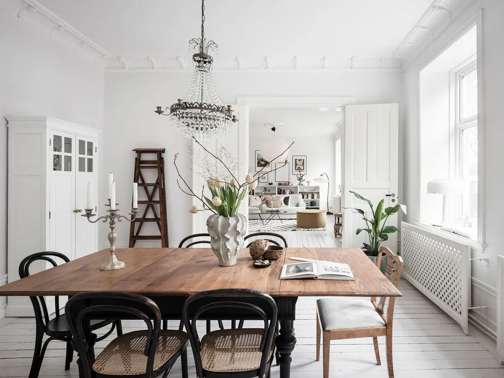 Білосніжний інтер'єр із кричною стіною на кухні в Швеції - Gallery image 13