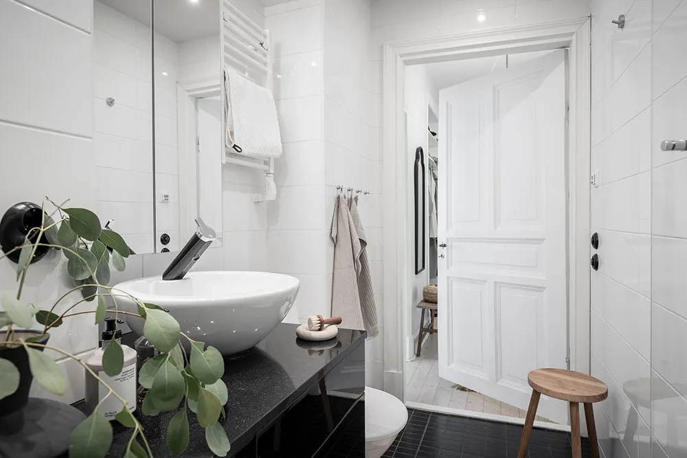 स्वीडन में स्थित एक छोटे 2-बेडरूम वाले अपार्टमेंट का इंटीरियर (64 वर्ग मीटर)
(“Snow White: The Interior of a Small 2-Bedroom Apartment in Sweden (64 sqm)”)
**अनुवाद:**
स्वीडन में स्थित एक छोटे, 2-बेडरूम वाले अपार्टमेंट का इंटीरियर (क्षेत्रफल: 64 वर्ग मीटर)
**विवरण:**
यह अनुवाद स्वीडन में स्थित एक छोटे, 2-बेडरूम वाले अपार्टमेंट के इंटीरियर का वर्णन करता है। अपार्टमेंट का क्षेत्रफल 64 वर्ग मीटर है। - Gallery image 27