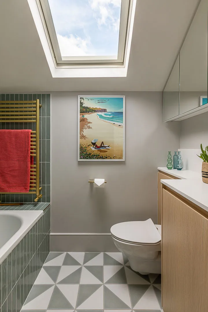 Étagère jaune et autres détails colorés dans le design intérieur à Londres - Gallery image 8