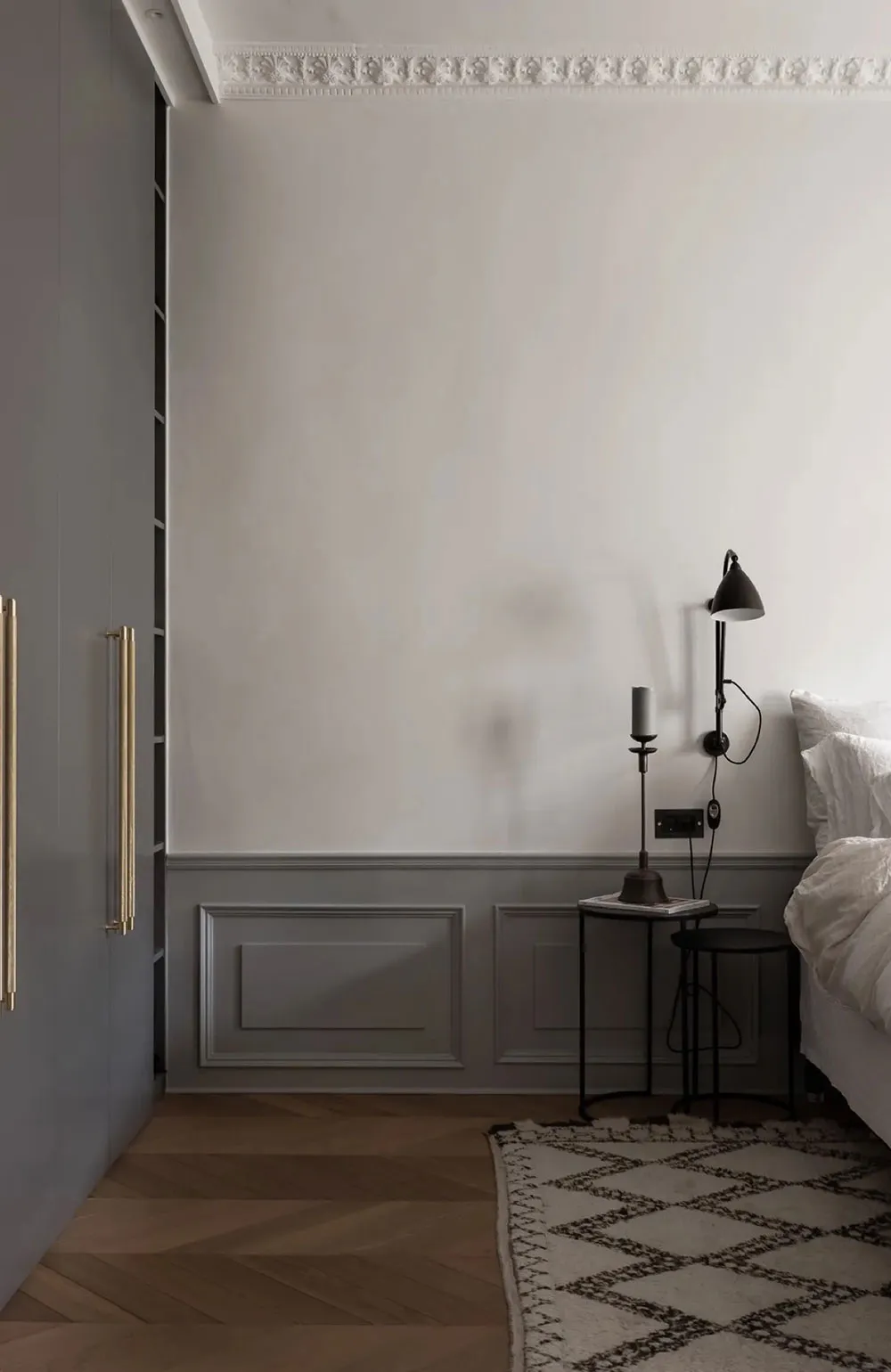 Décor mural classique et meubles modernes : une apartment élégant à Stockholm - Gallery image 16