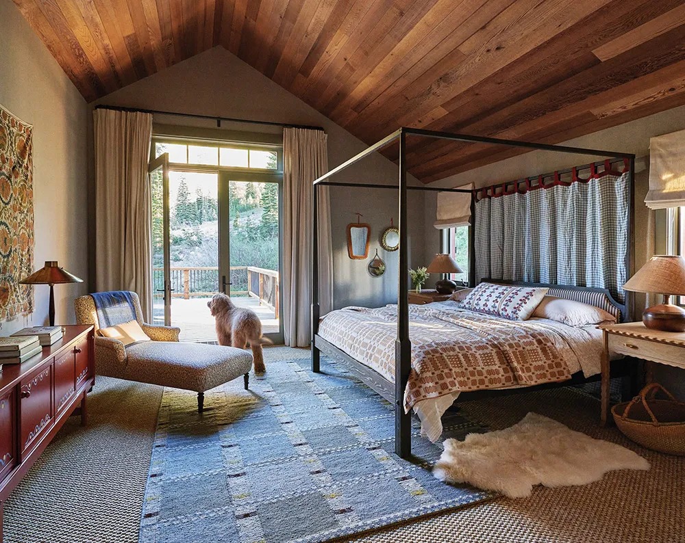 Mountain Cottage Designer in California Mountains with Colorful Interiors - Gallery image 9