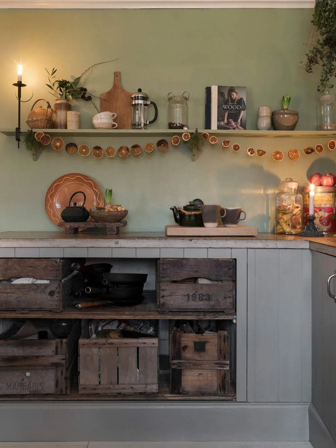 Decoración navideña rústica para casa de los años 40 en Suecia - Gallery image 10