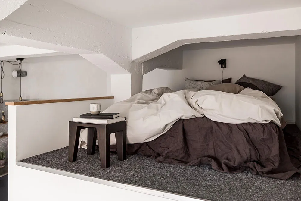 Ungewöhnliche weiße Wohnung mit Balken in der ehemaligen Kartonfabrik in Göteborg (40 qm) - Gallery image 17